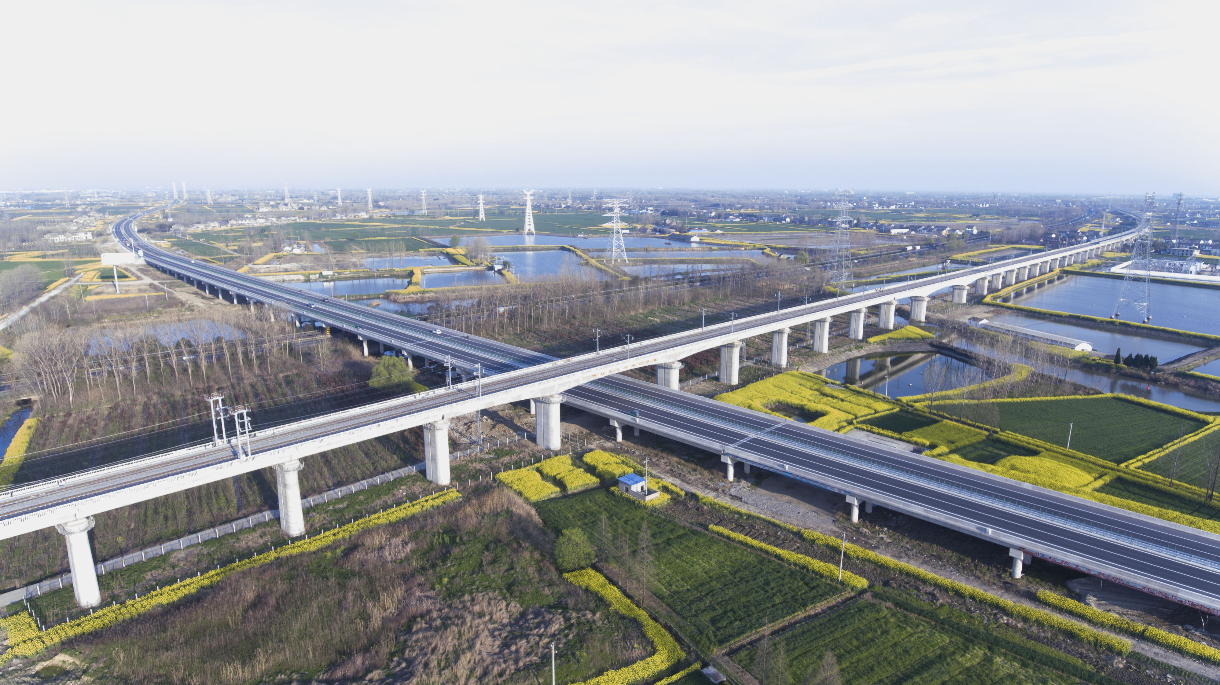 333跨京沪高速路大桥.jpg